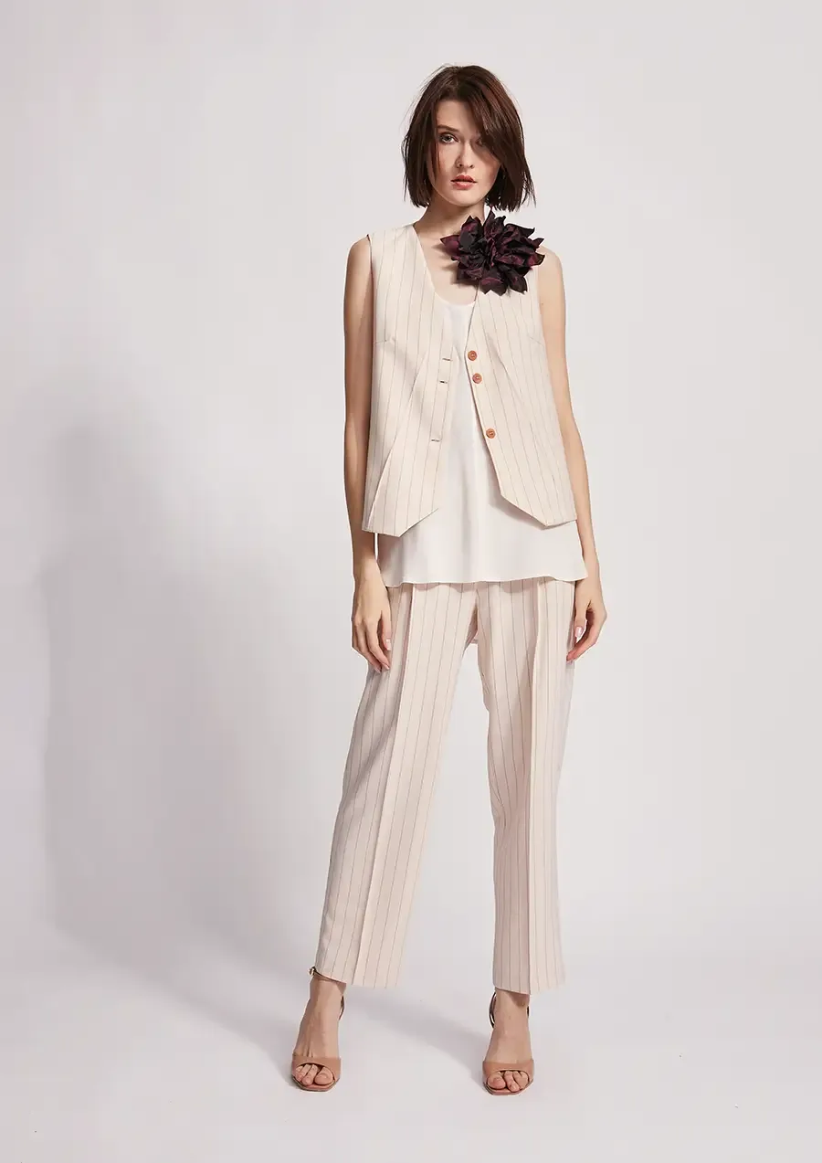 73_K103206_Gilet_K108505_Camicia_K103303_Pantalone_K112599_Spilla_fiore