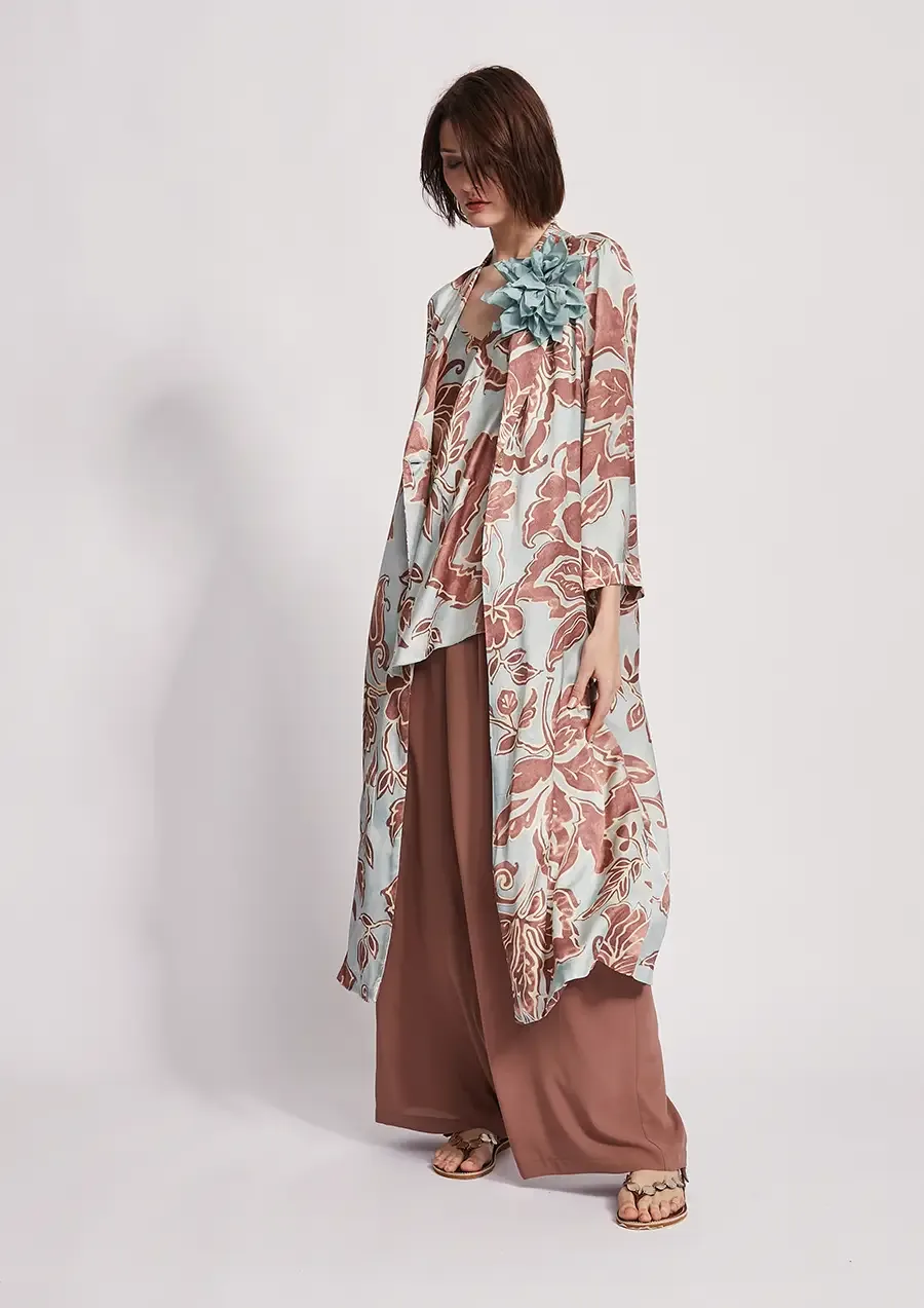 85_K105808_Spolverino_K106204_Top_K104703_Pantalone_K112599_Spilla_fiore